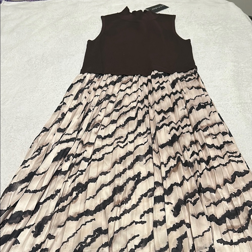 Chic Black and Cream Sleeveless Dress